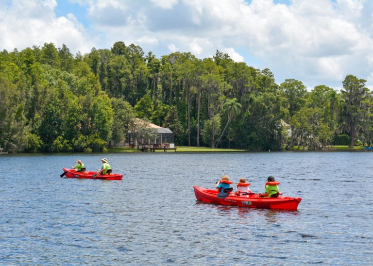 CAMP IDS.canoeing on lake 2020 768x548